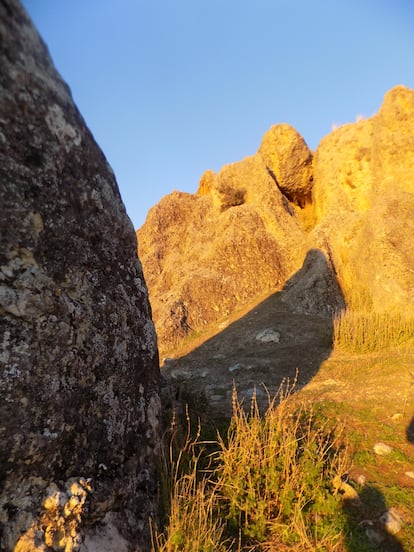 Efectos de la sombra del gran falo sobre la cueva, en el solsticio de invierno, en una imagen cedida por el Instituto Universitario de Investigación en Arqueología Ibérica.