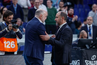 Pablo Laso y Chus Mateo se saludan en la Euroliga.
