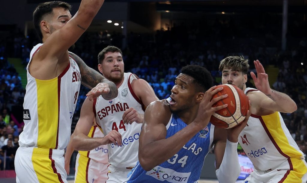 Giannis Antetokounmpo, entre Willy, Parra y Juancho.