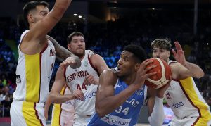 Giannis Antetokounmpo, entre Willy, Parra y Juancho.