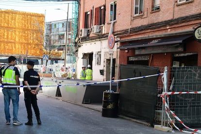 Exterior del bar donde ayer una explosión de gas causó un muerto y 25 heridos, este domingo en Vallecas. 