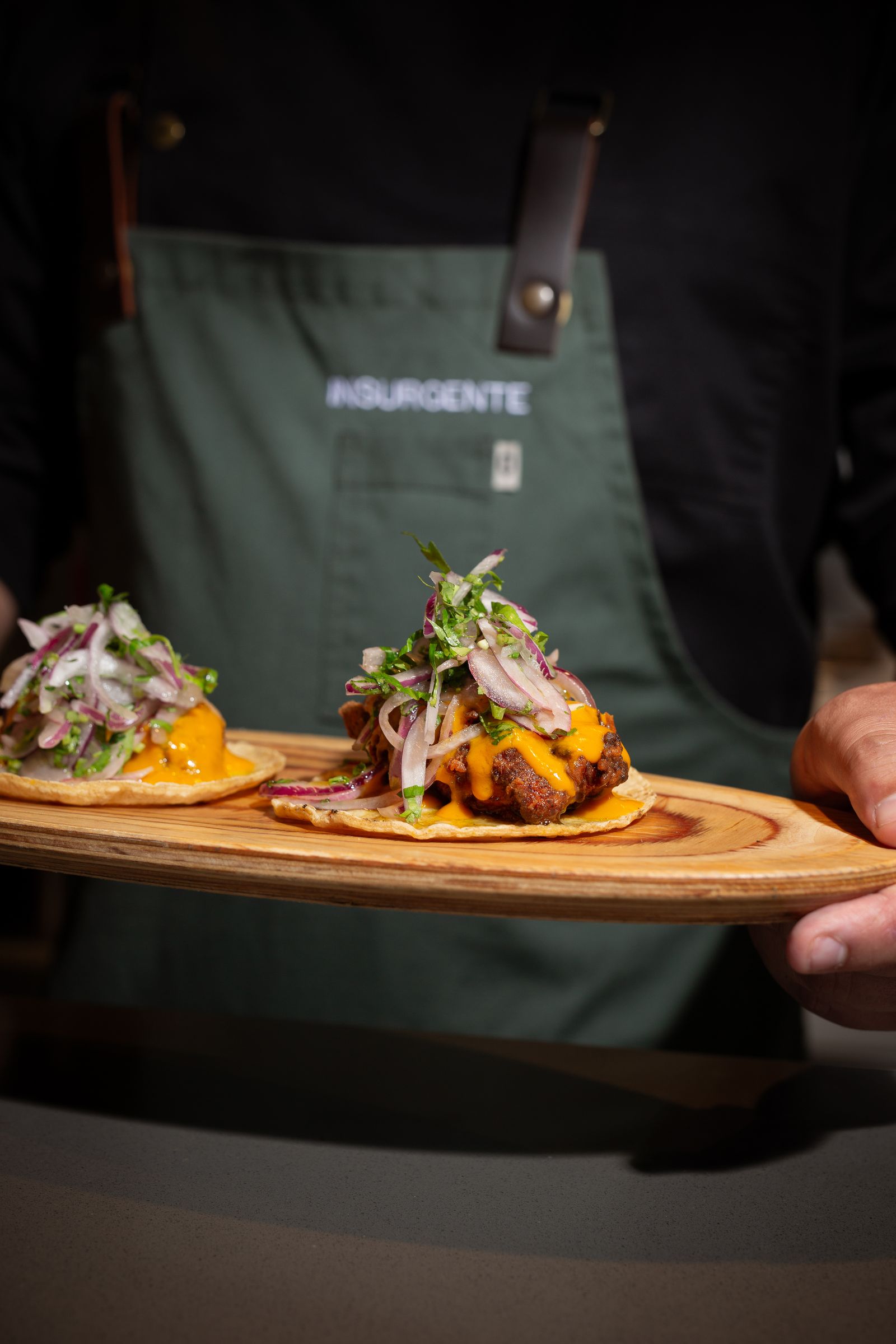 Tacos de pollo crujiente tandoori con laseado de mango spicy y ensalada fresca de cebolla y cilantro