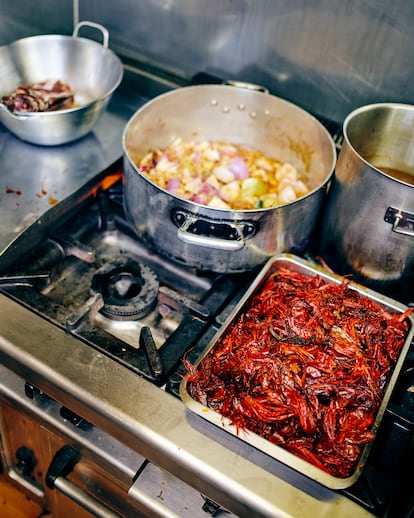 Caldos, reducciones y salsas con una doble finalidad: potenciar el sabor y aprovechar el producto al máximo.