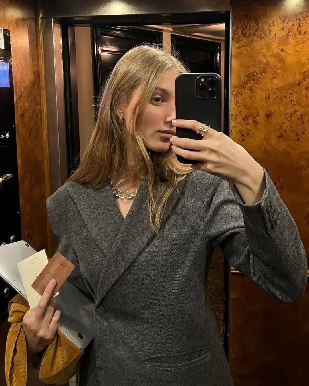 La chaqueta cruzada es la tendencia otoñal que sofistica  a cualquier look