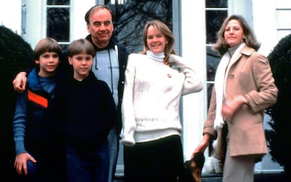 Rupert Murdoch y su exesposa Anna con sus hijos (desde la izquierda) Lachlan, James y Elisabeth Murdoch.