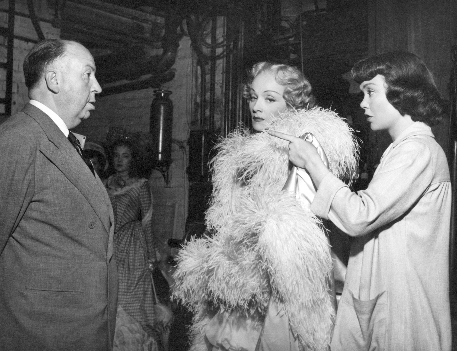 Marlene Dietrich amp Jane Wyman en el set de la película ‘Stage Fright' con Alfred Hitchcock