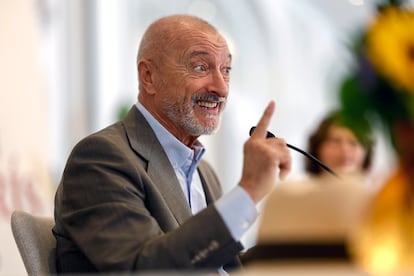 El escritor Arturo Pérez-Reverte, este martes en Madrid, en la presentación de 'Misión en París'.
