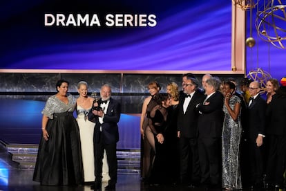 R. Scott Gemmill, creador de 'The Pitt', recoge el Emmy a mejor drama por su serie.
