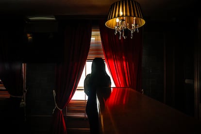 Antonella, en el salón del club el lunes por la mañana. Como otra de las mujeres, Lea Ferrer, prefiere no mostrar quién es no porque se avergüence, sino "porque nadie pueda avergonzar" a sus hijos. 