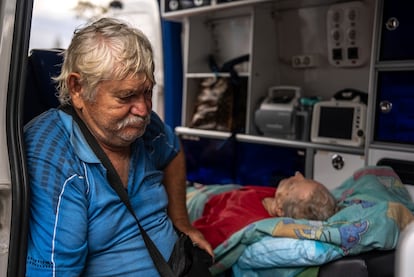 Myrola Puzyk junto a su mujer, una de las fallecidas durante el ataque ruso en la población de Yarova, este martes.  