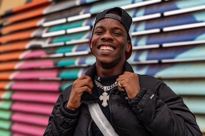 Ismael Mondesir Ouattara, alias Madouro, posa en la comuna de Yopougon, en la capital de Costa de Marfil.