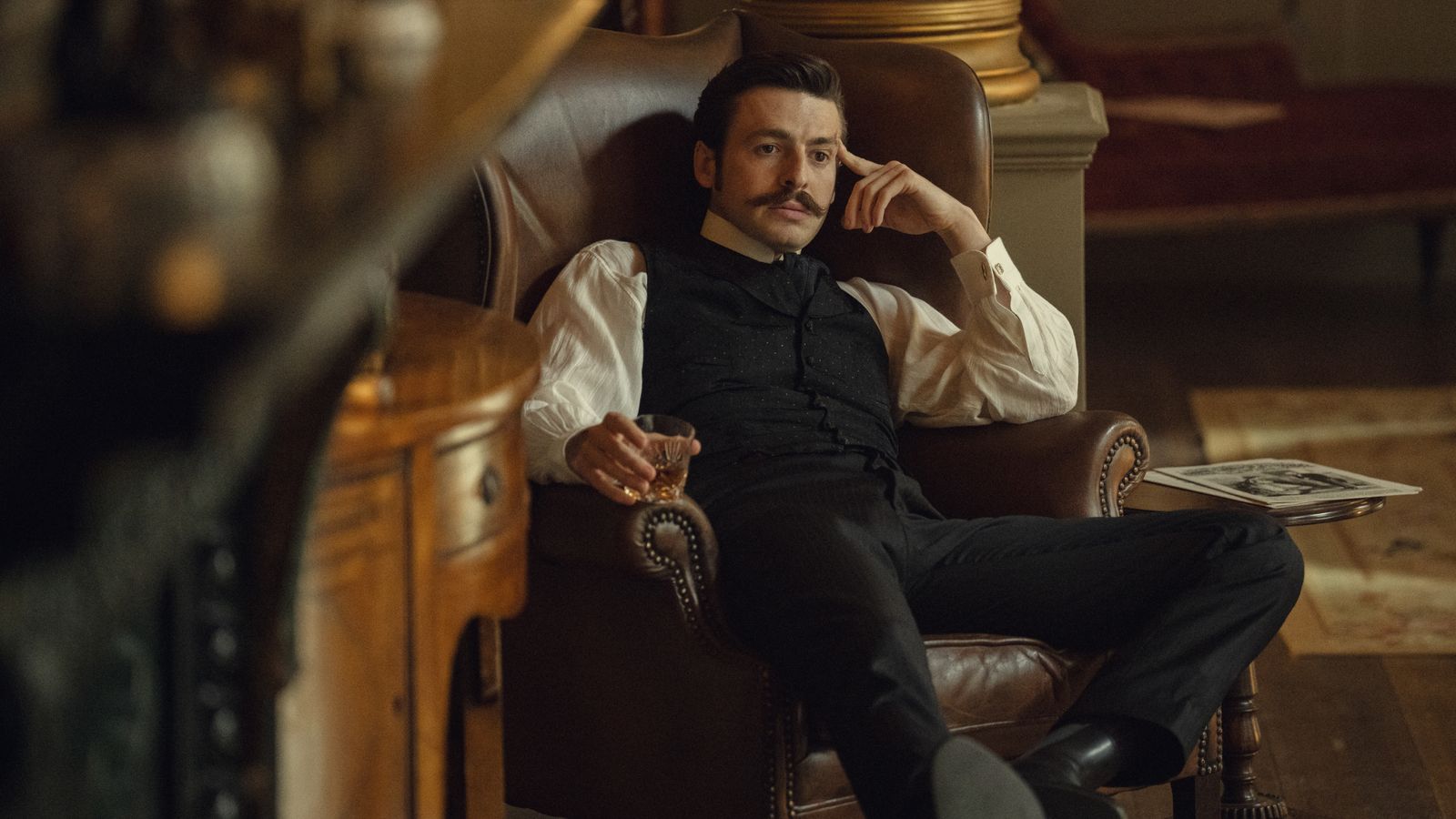 Anthony Boyle como Arthur Guinness.