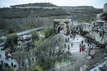 El portón construido para  'The Walking Dead: Daryl Dixon', en Sepúlveda.