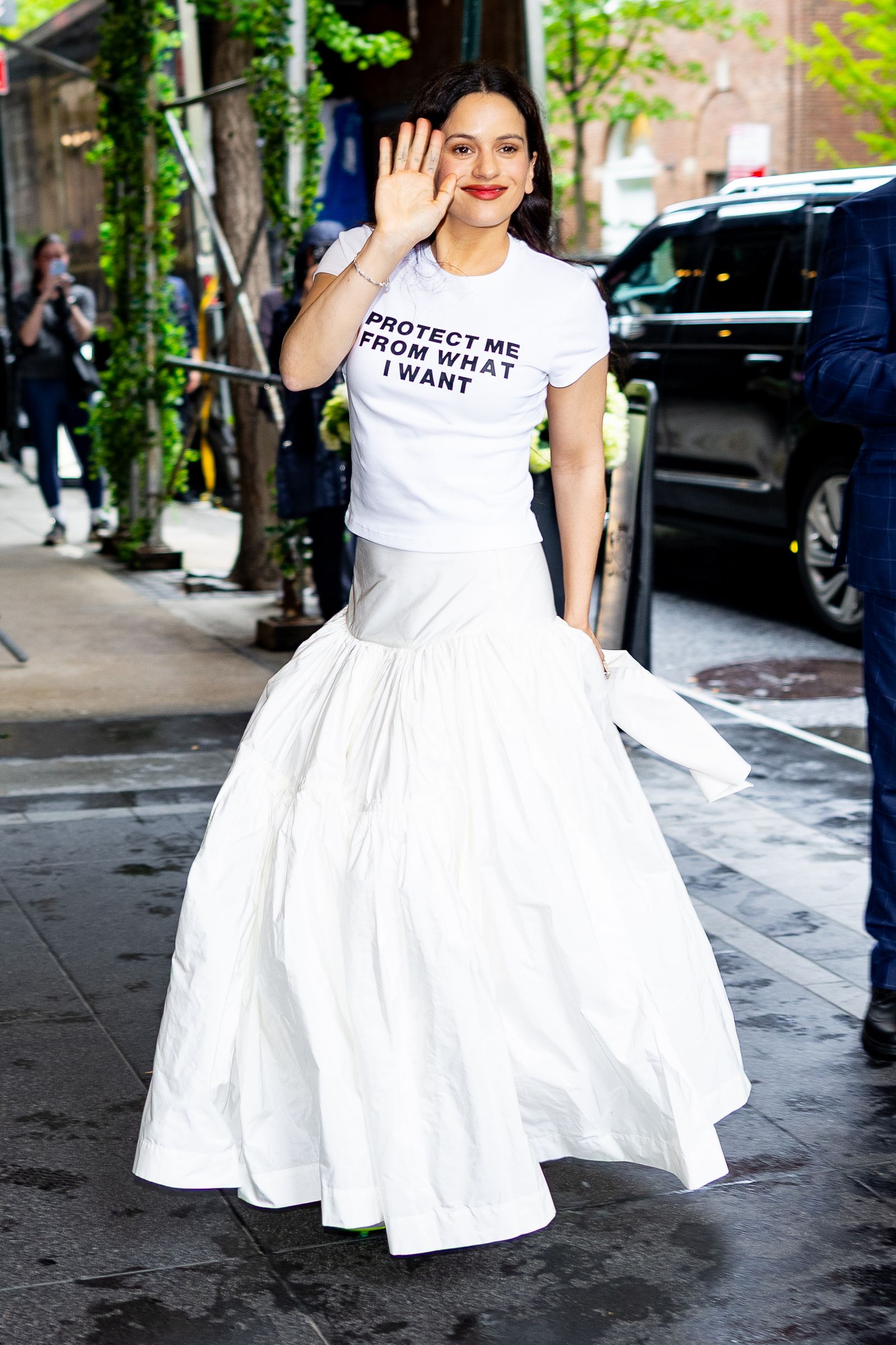 Rosalía con un look blanco a horas de la Met Gala