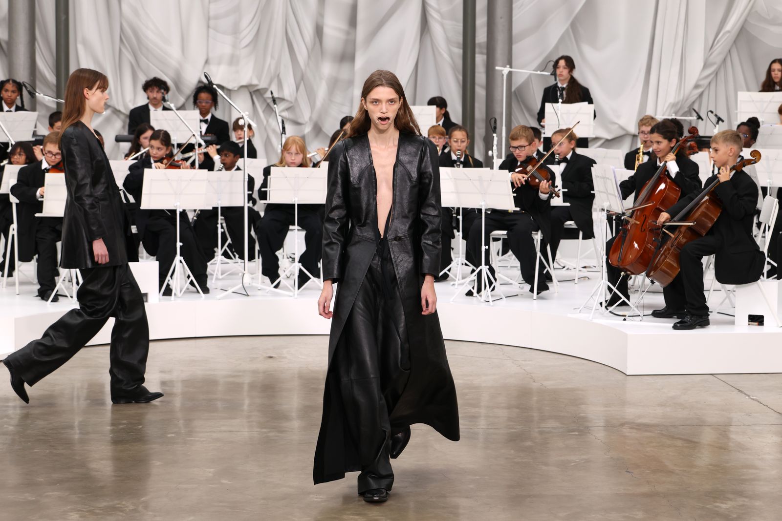 El desfile primaveraverano 2026 de Maison Margiela por Glenn Martens est lleno de referencias al archivo