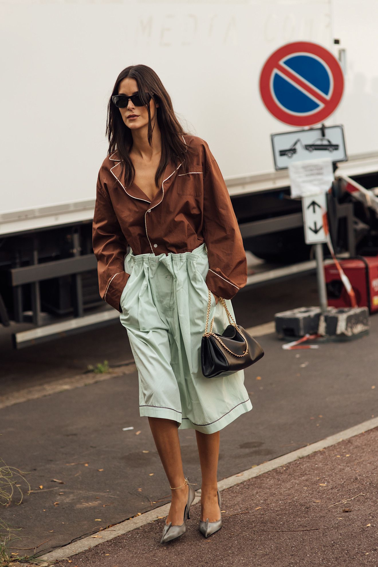 Un look de street style de la semana de la moda de Miln.
