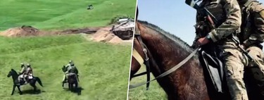Habíamos visto de todo en Ucrania, pero esto es nuevo. Frente a los drones, Rusia ha sacado su "otra" artillería: caballos