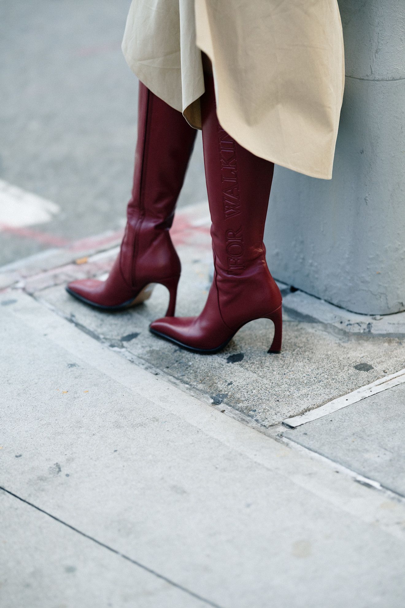 botas granates una tendencia de otoñoinvierno 202526