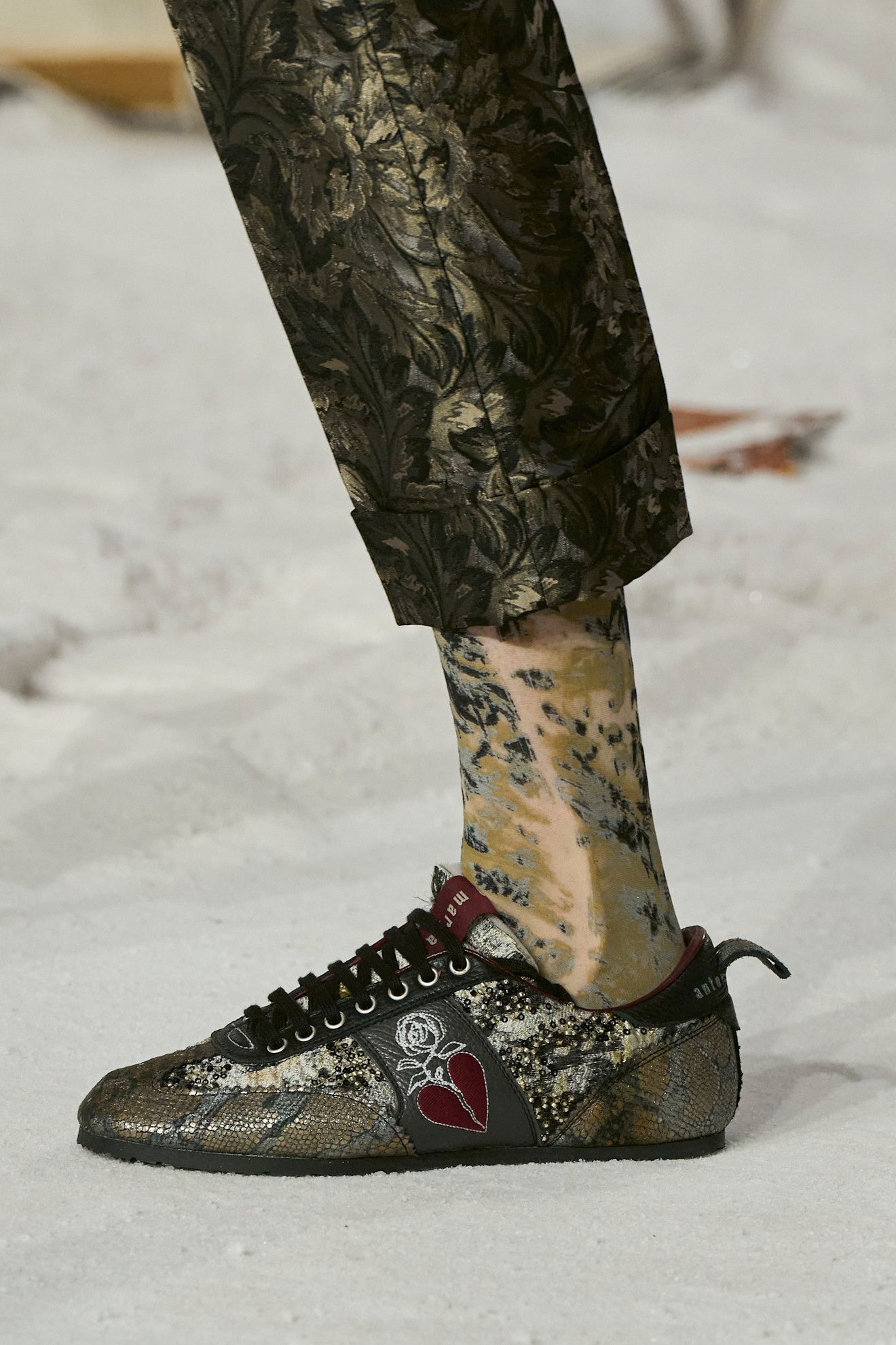 zapatillas bordadas en Antonio Marras primaveraverano 2026.
