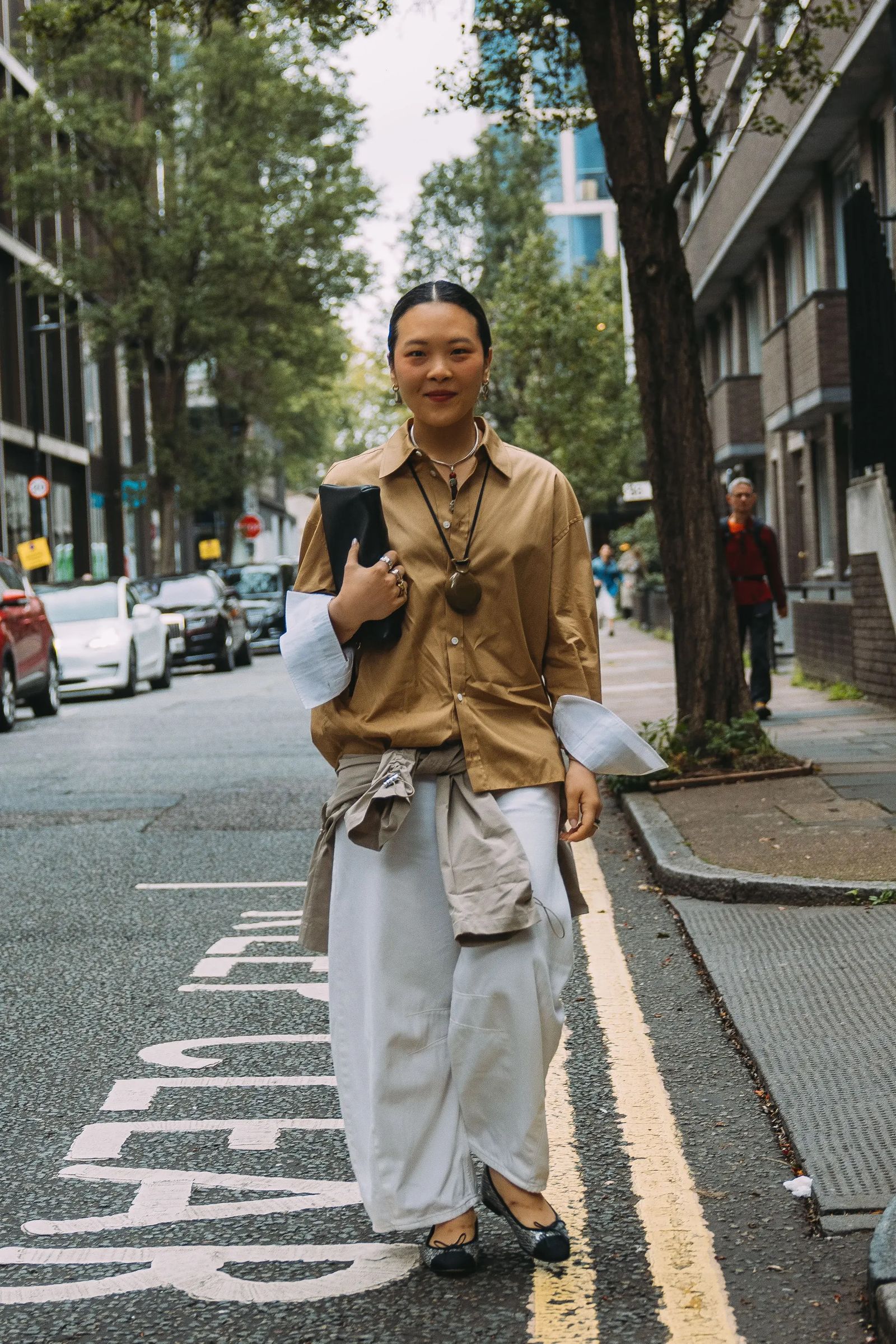 Cómo llevar las superposiciones en el otoño de 2025 8 lecciones de street style