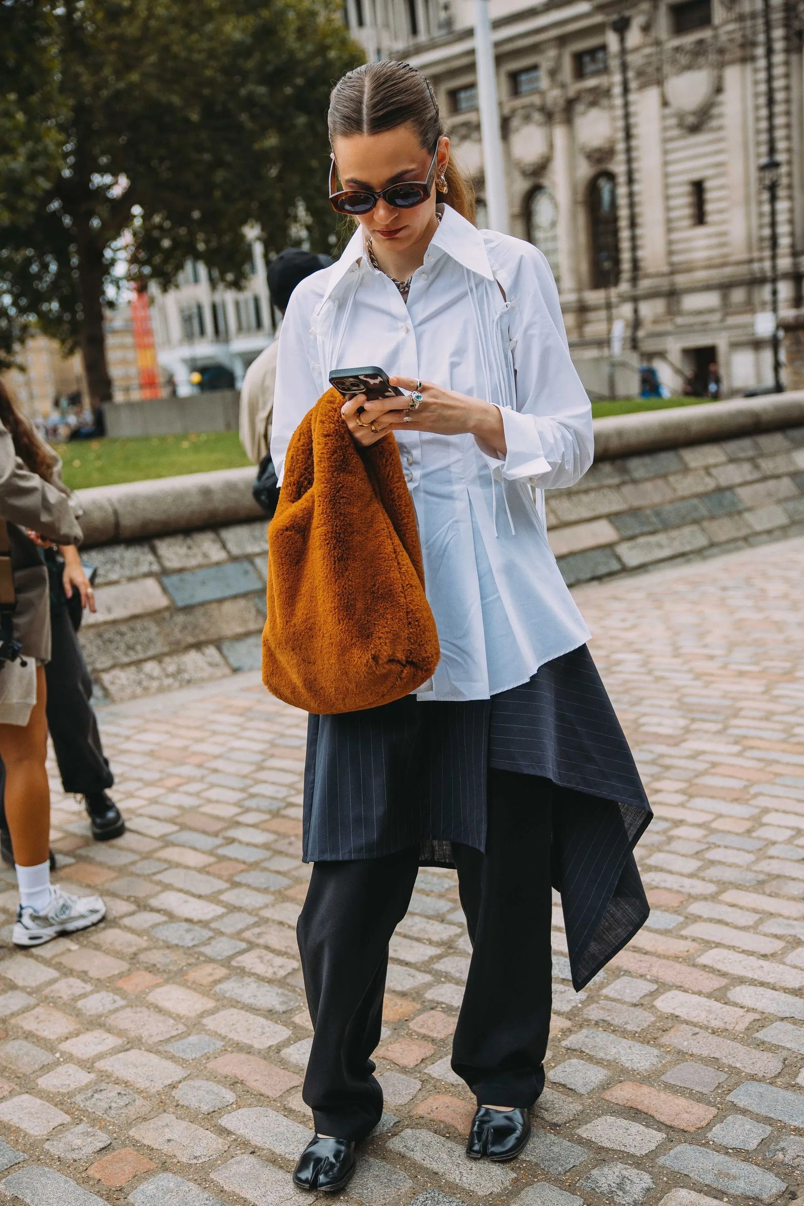 Cómo llevar las superposiciones en el otoño de 2025 8 lecciones de street style