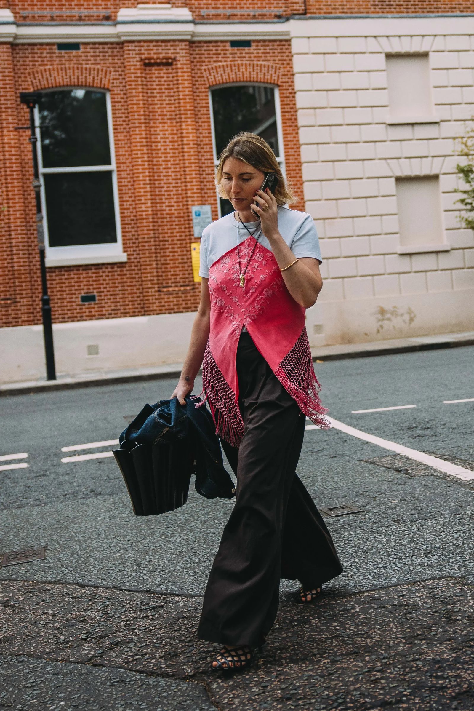 Cómo llevar las superposiciones en el otoño de 2025 8 lecciones de street style