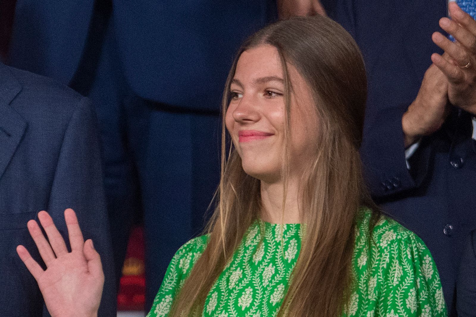 la infanta sofía con un estilismo formado por una blusa verde durante la copa del rey