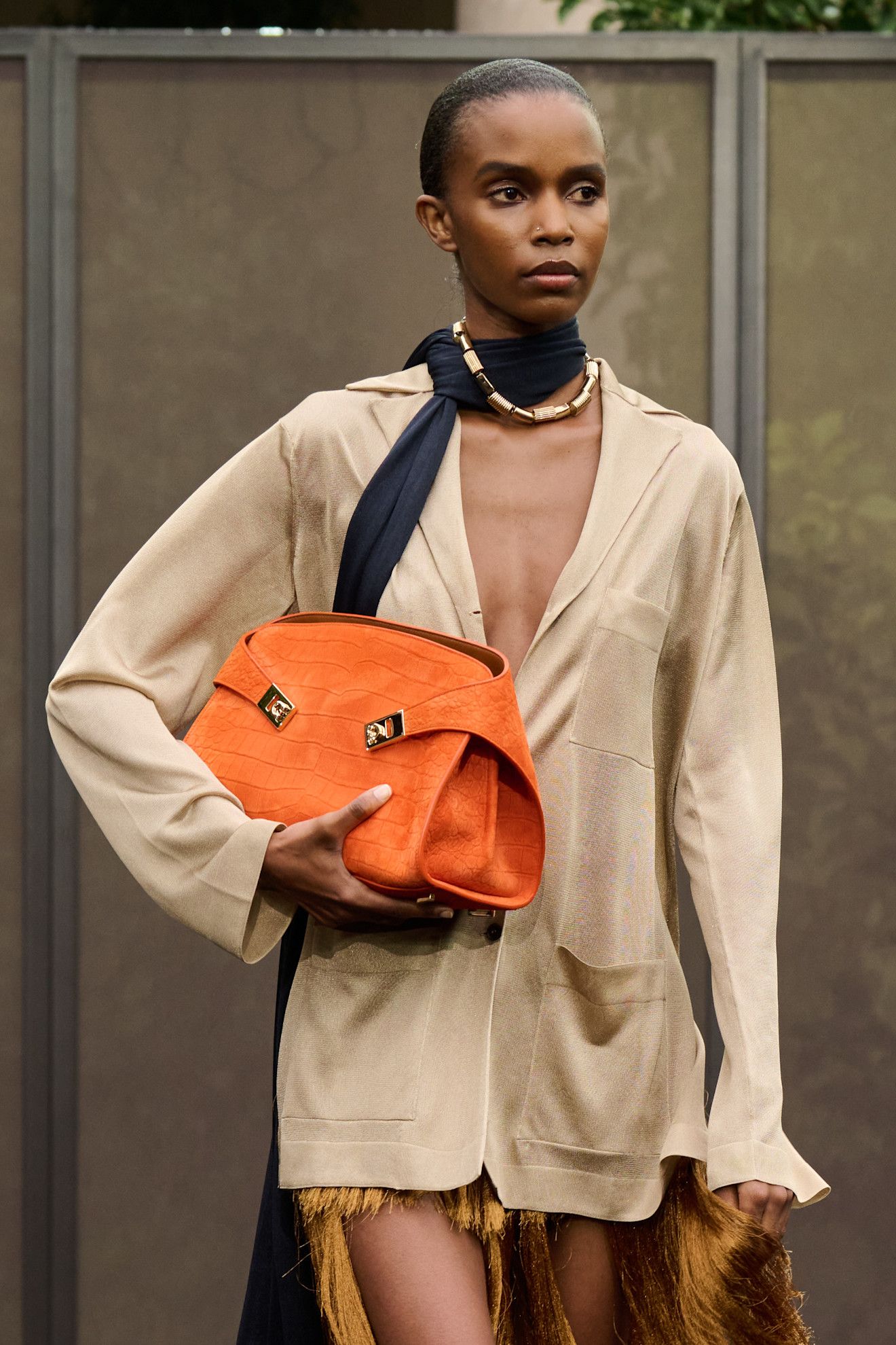 bolso naranja en Ferragamo primaveraverano 2026.