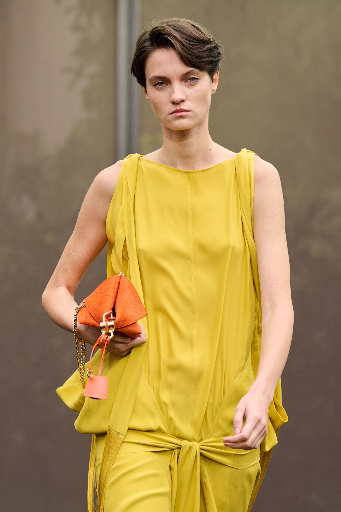 bolso naranja en Ferragamo primaveraverano 2026.