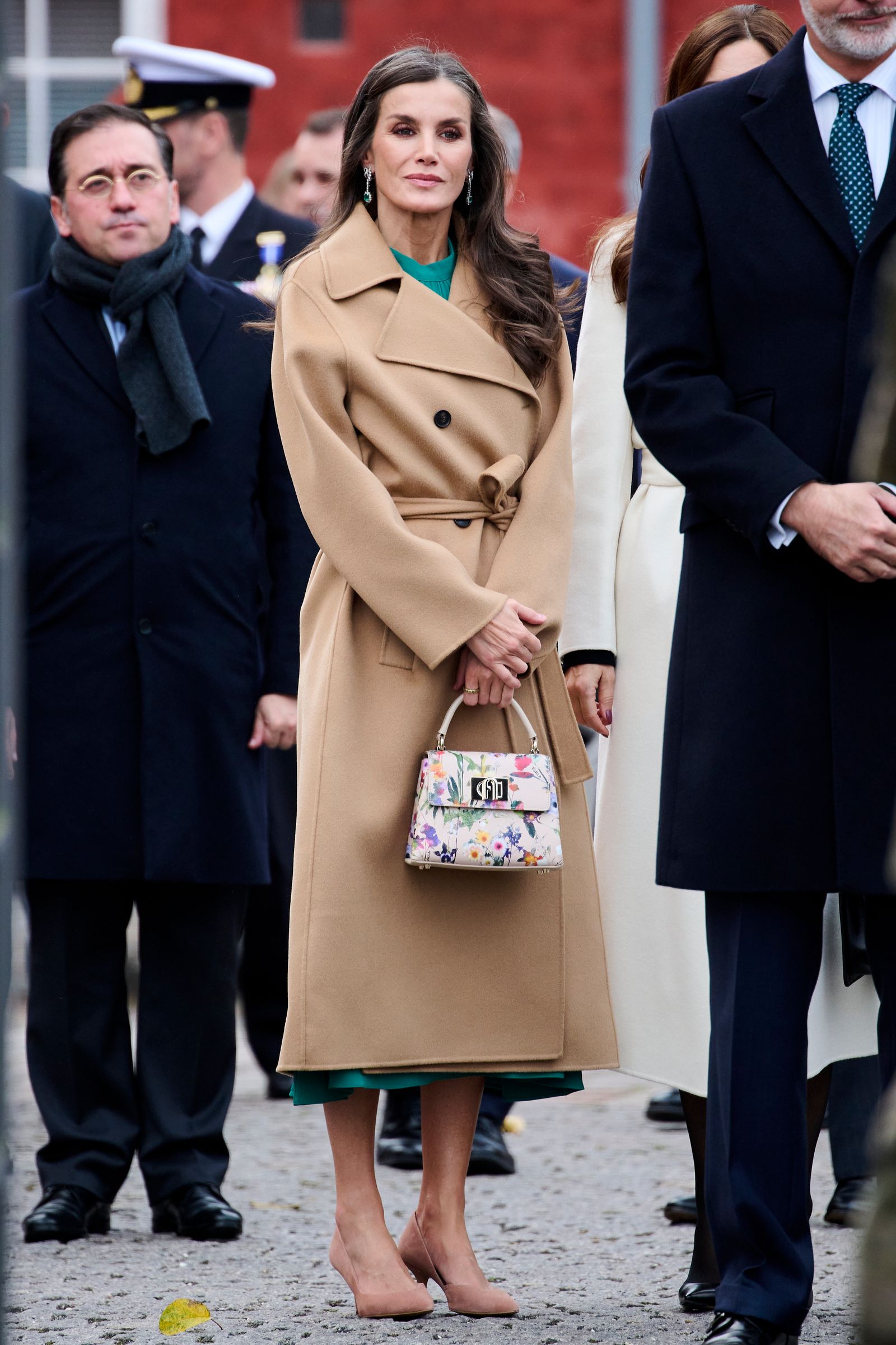 reina letizia con un bolso floral de furla