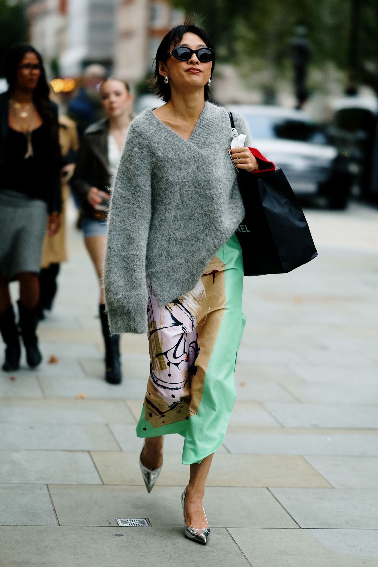 Jersey de cuello de pico cómo llevarlo este otoño según el street style