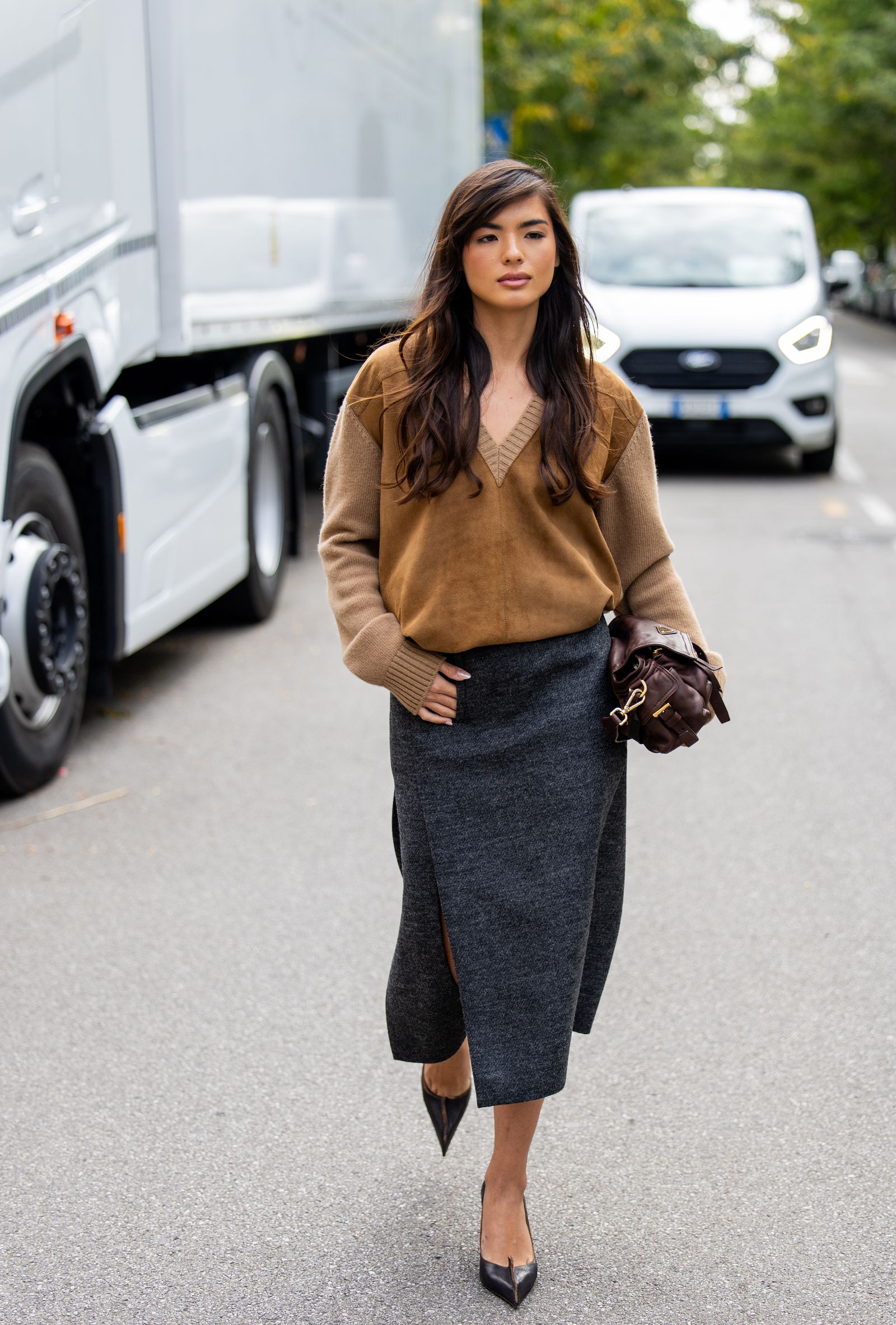 Jersey de cuello de pico cómo llevarlo este otoño según el street style