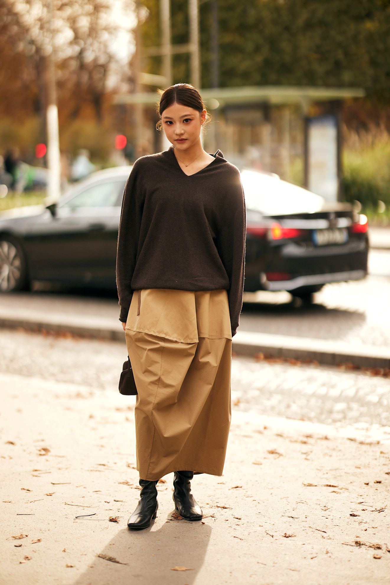 Jersey de cuello de pico cómo llevarlo este otoño según el street style