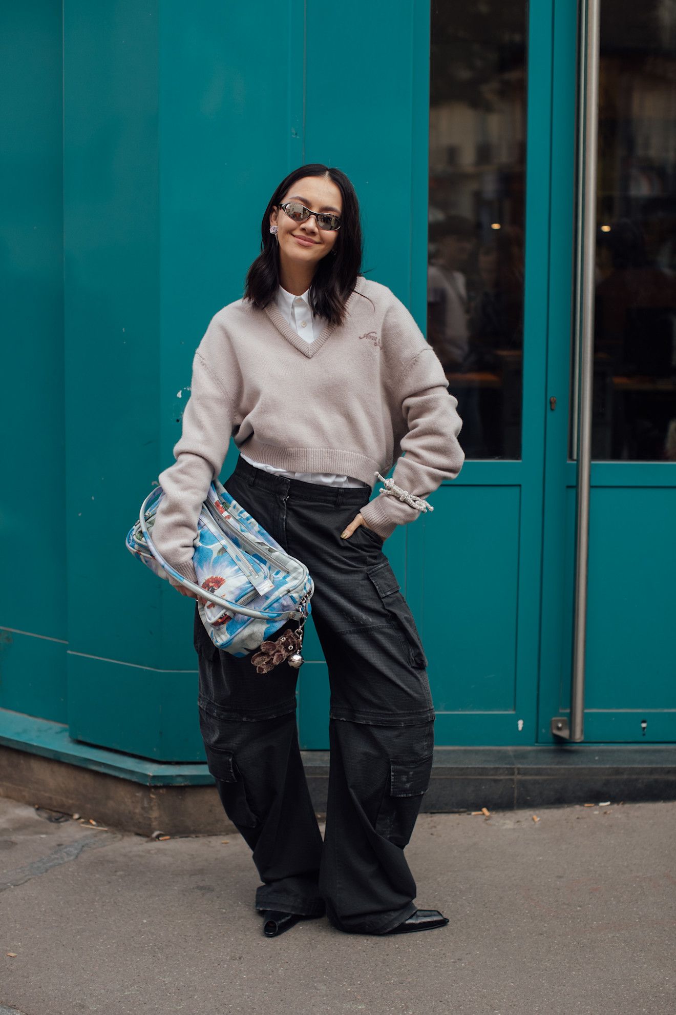Jersey de cuello de pico cómo llevarlo este otoño según el street style