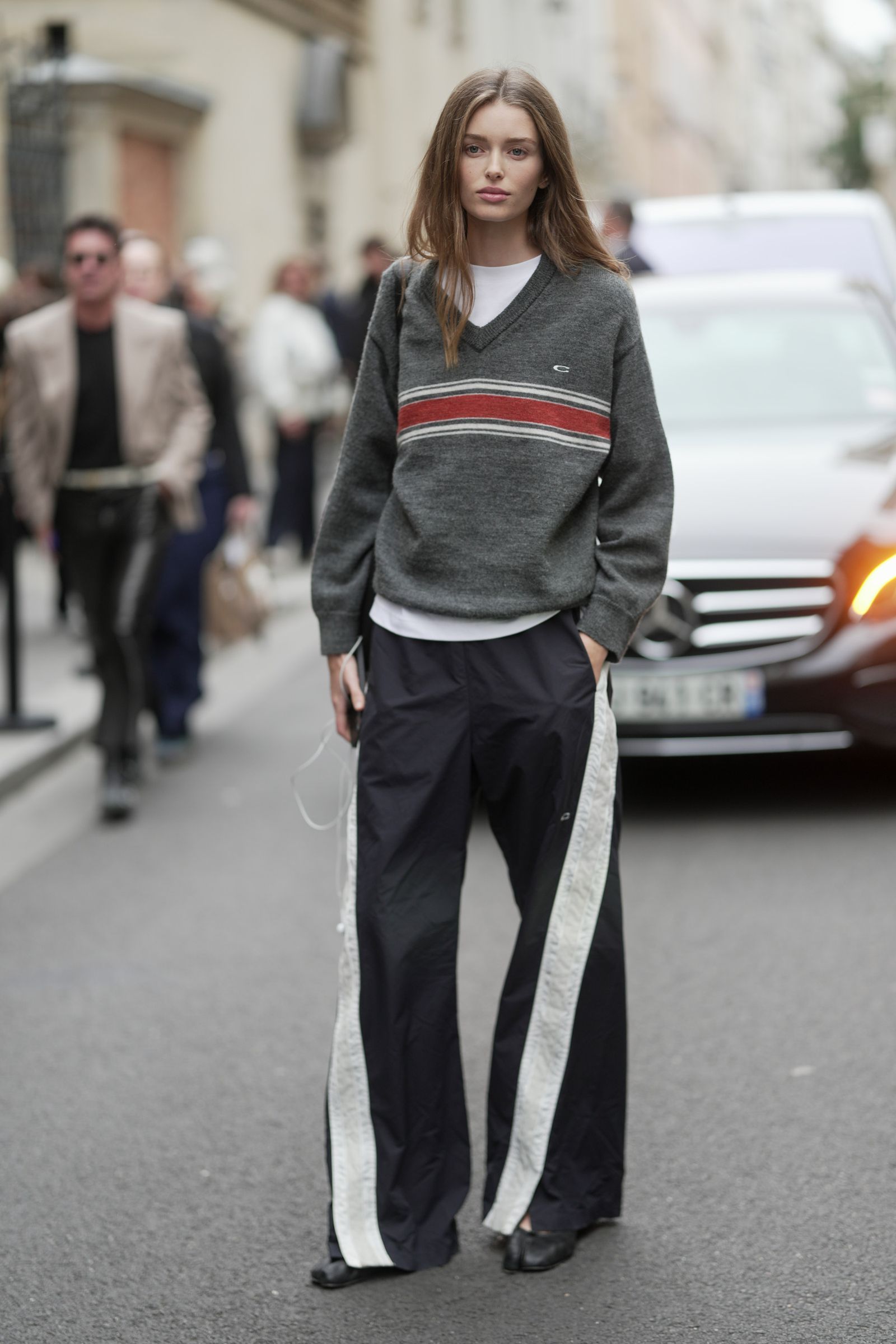 Jersey de cuello de pico cómo llevarlo este otoño según el street style