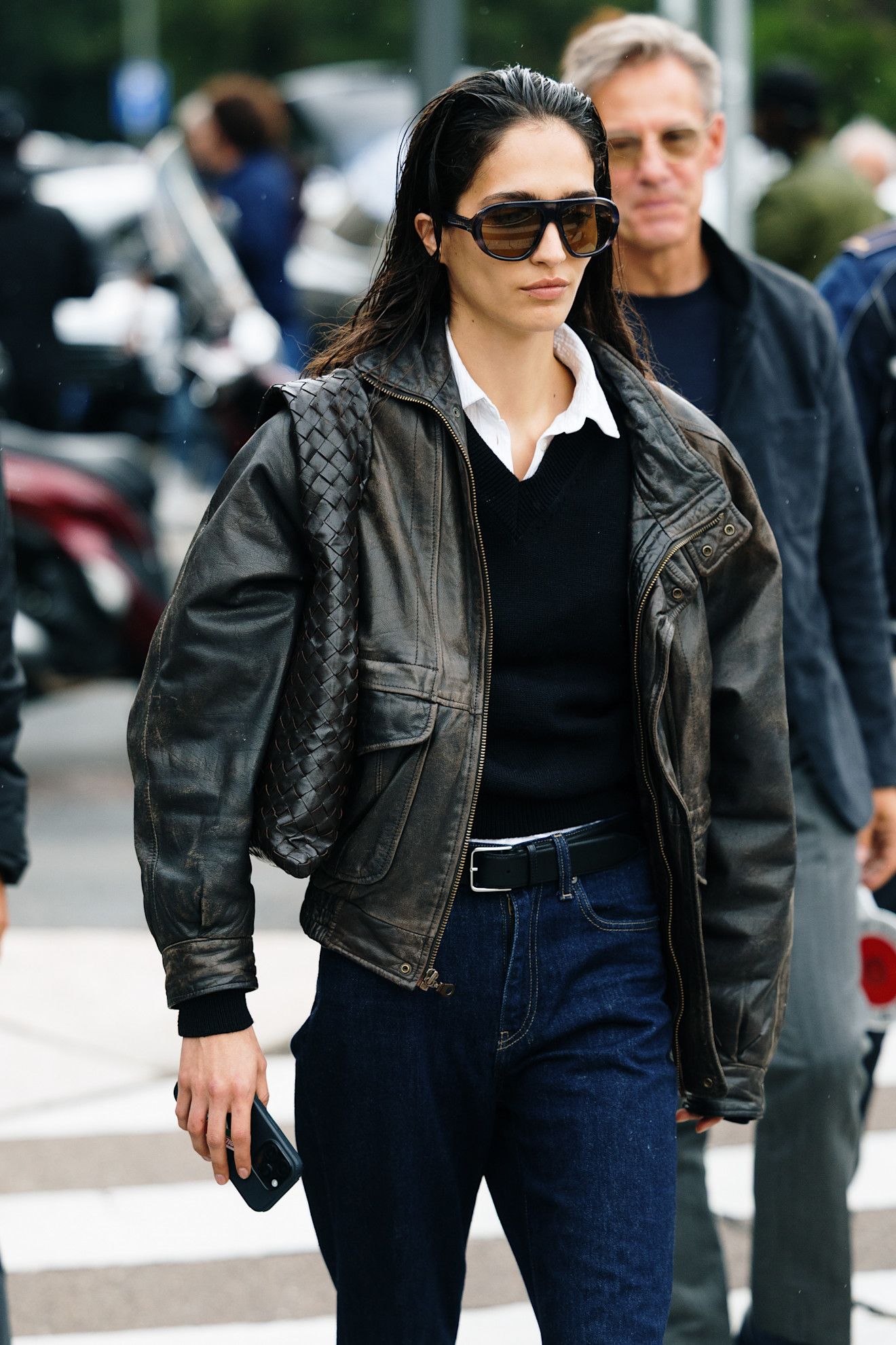 Jersey de cuello de pico cómo llevarlo este otoño según el street style