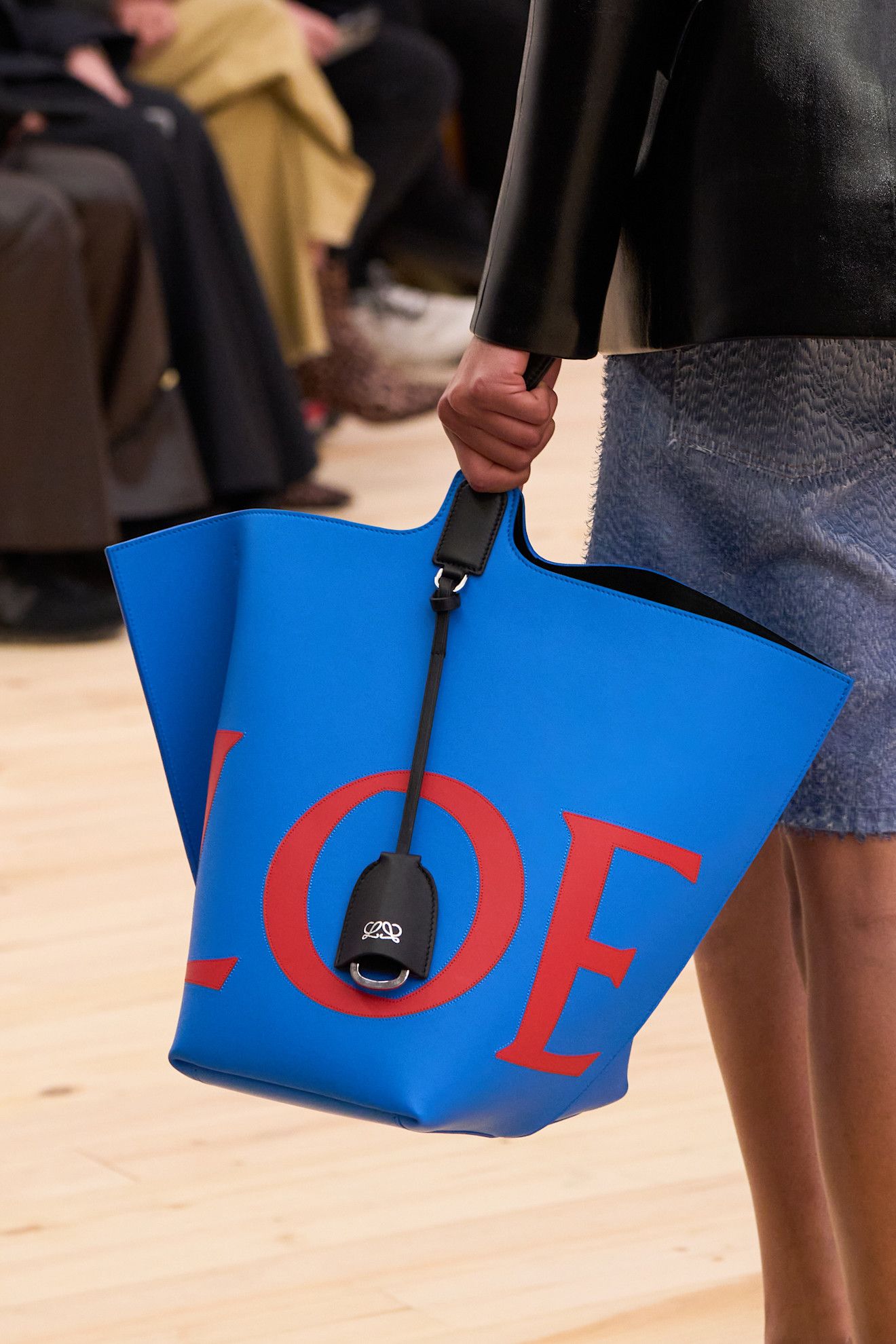 azul cerúleo en Loewe primaveraverano 2026