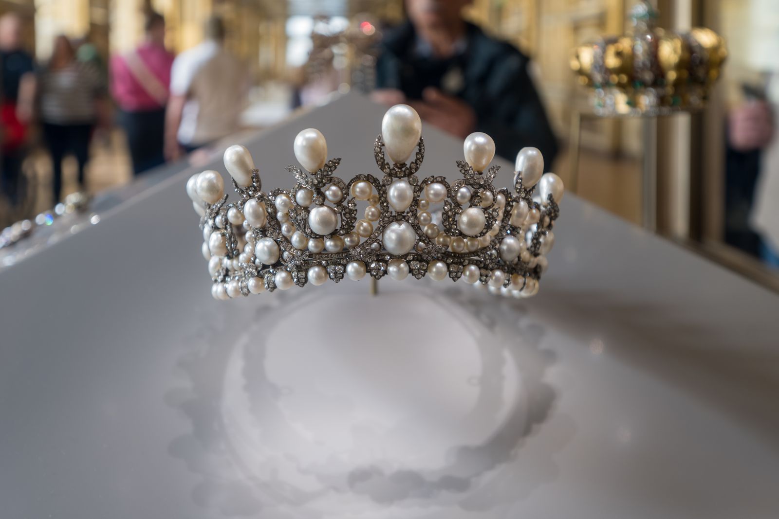 La tiara de la colección de la emperatriz Eugenia recuperada por los funcionarios del Louvre expuesta en el Louvre en...