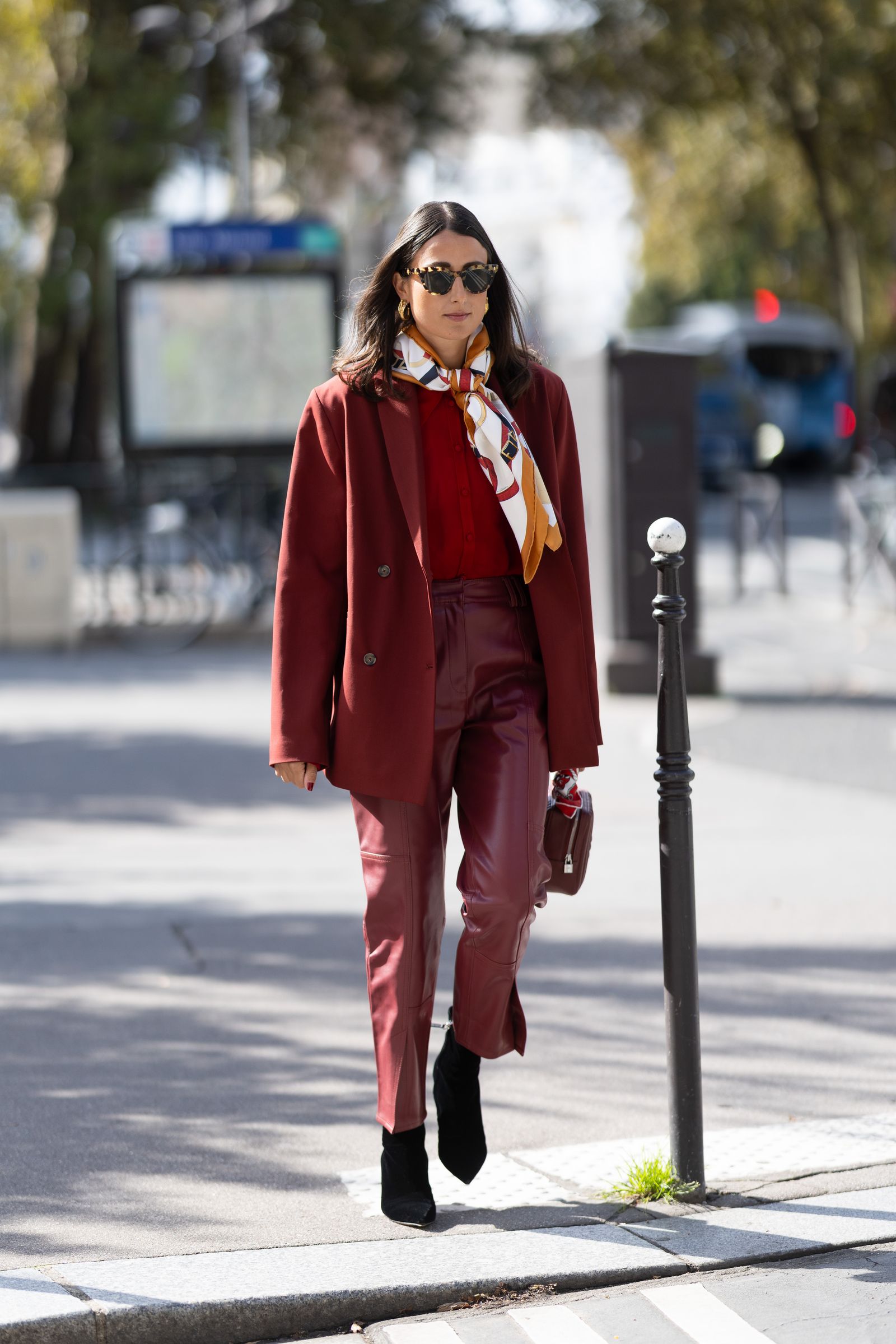 pantalon burdeos piel tendencia