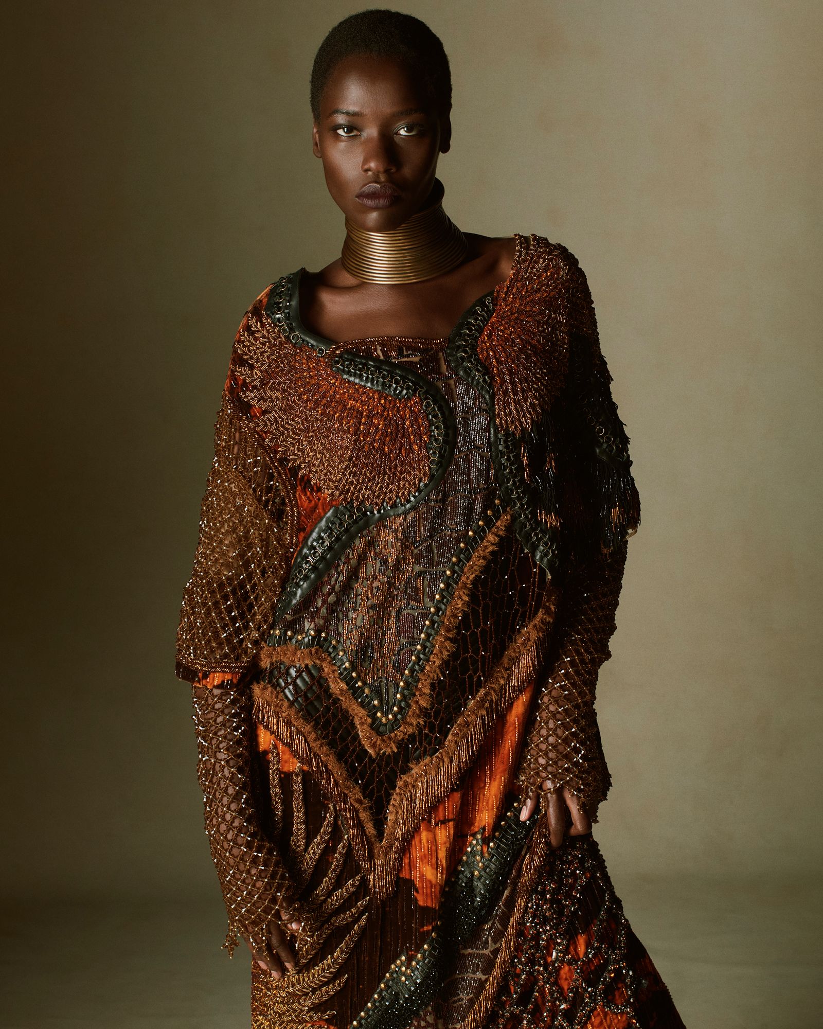 La modelo Awar Odhiang luce una interpretación de Balmain sensual y profusamente bordada de los diseños de Ruth E....