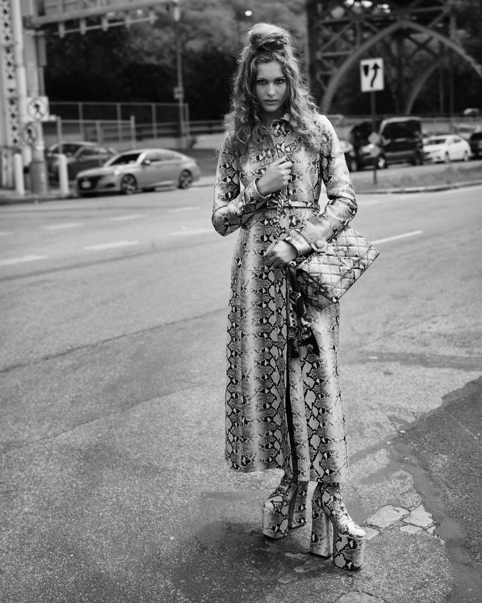 Angelina Kendall luce abrigo bolso y zapatos de plataforma a juego todo de Marc Jacobs que rinden un fiel homenaje al...