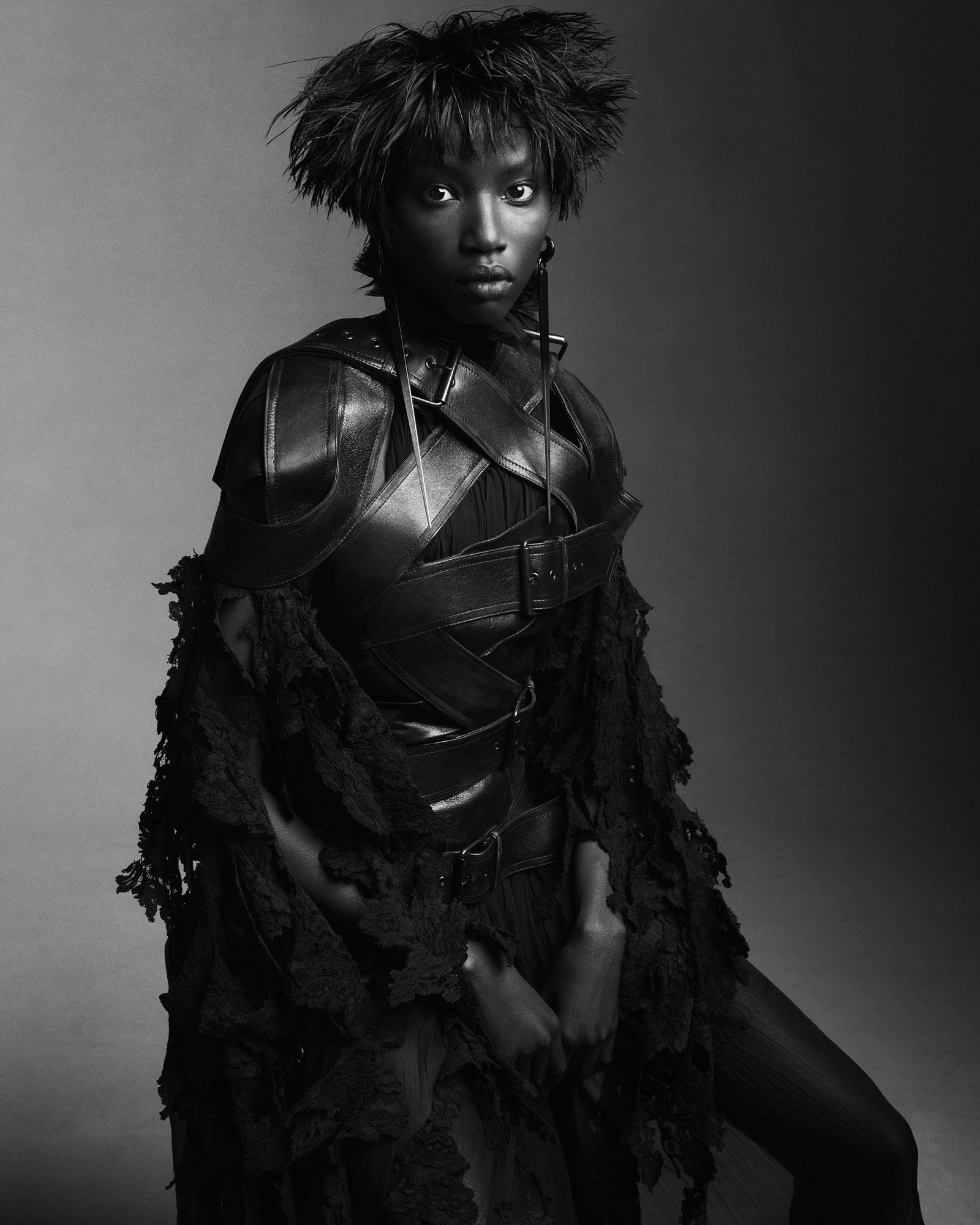 Un look de McQueen diseñado por Sen McGirr en colaboración con Atwood que conserva todo el dramatismo gótico del...