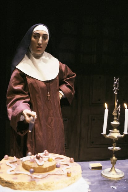 Rossy de Palma en una representación teatral de 'Entre tinieblas' en 2006.