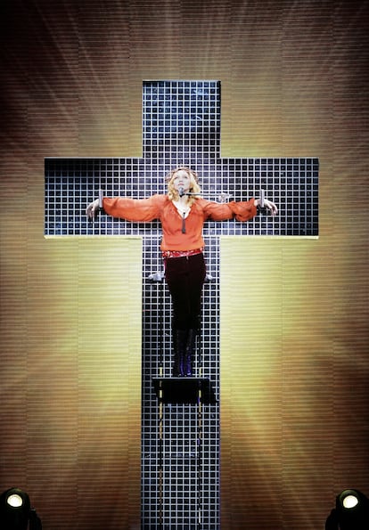 Madonna cruficiada durante el 'Confessions Tour' en 2006.