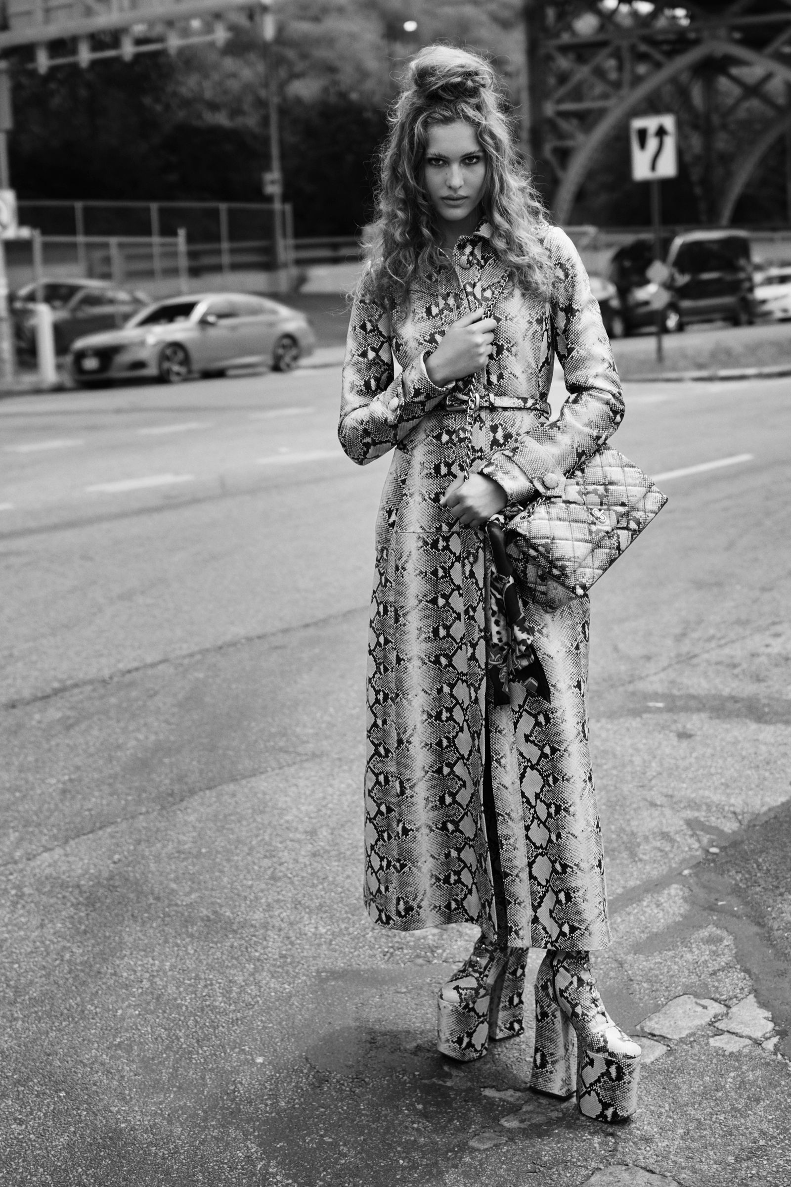 Abrigo bolso y zapatos de plataforma a juego de Marc Jacobs en homenaje al vestuario de Arianne Phillips para Margot...