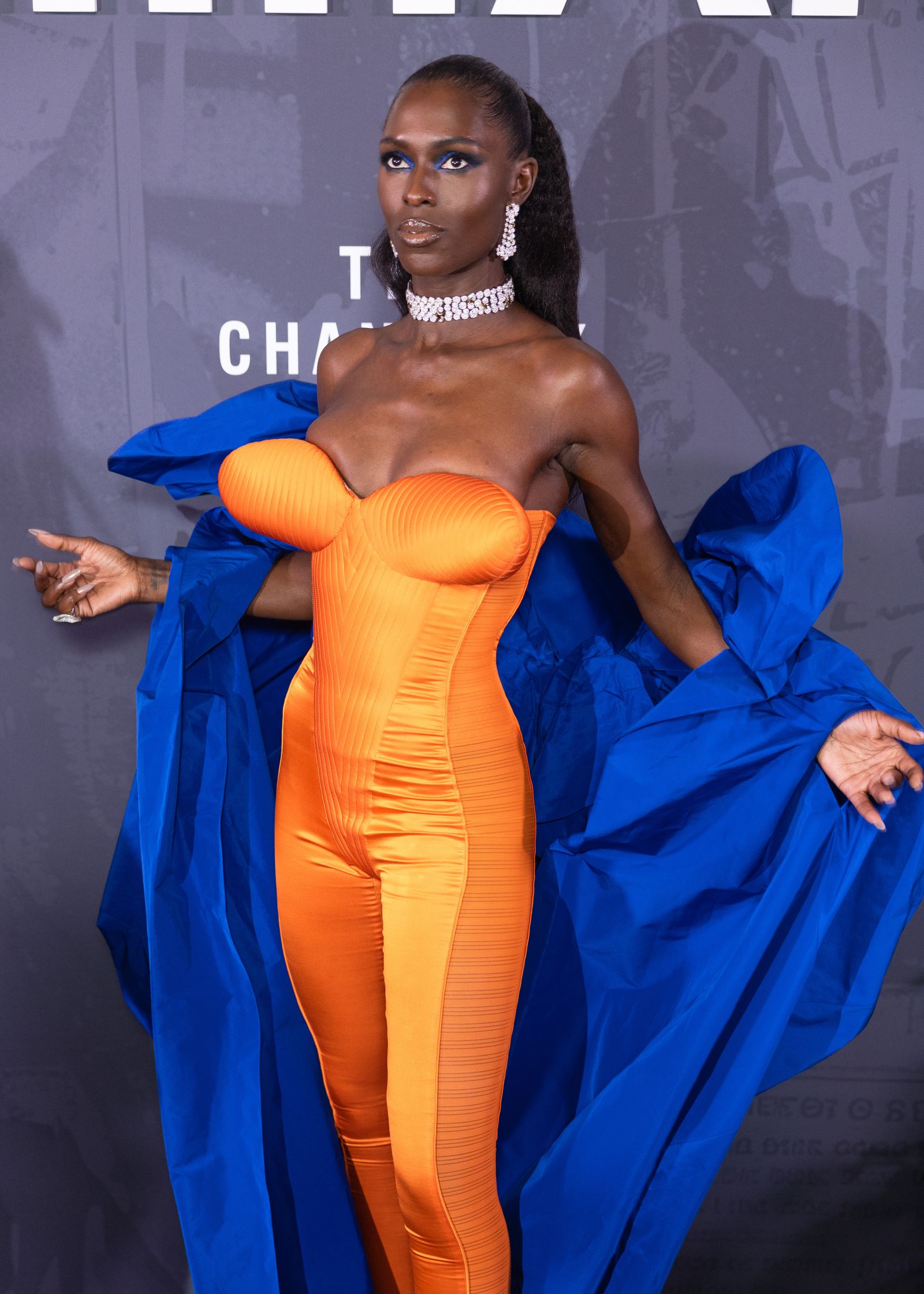 Jodie TurnerSmith con un look del nuevo Jean Paul Gaultier en amfAR Londres 2025.