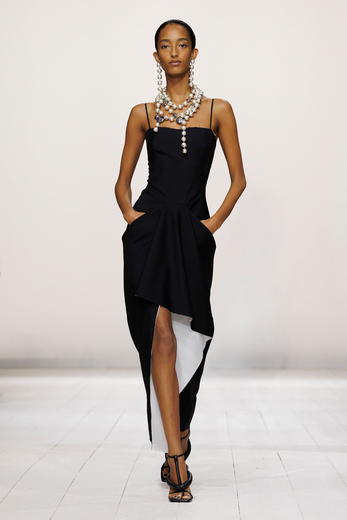 collar de bolas en Givenchy primaveraverano 2026.