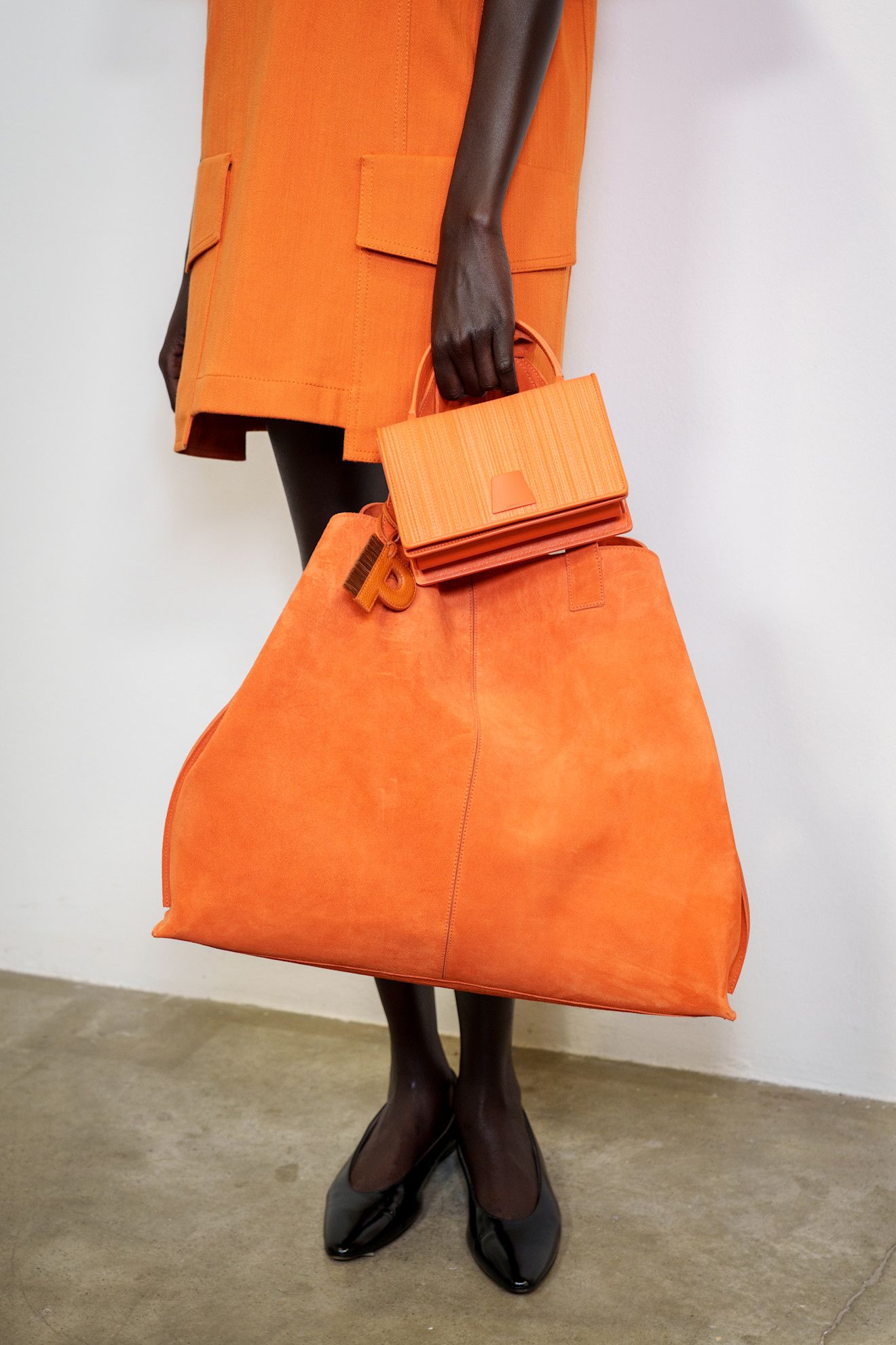 bolso naranja en Akris primaveraverano 2026.