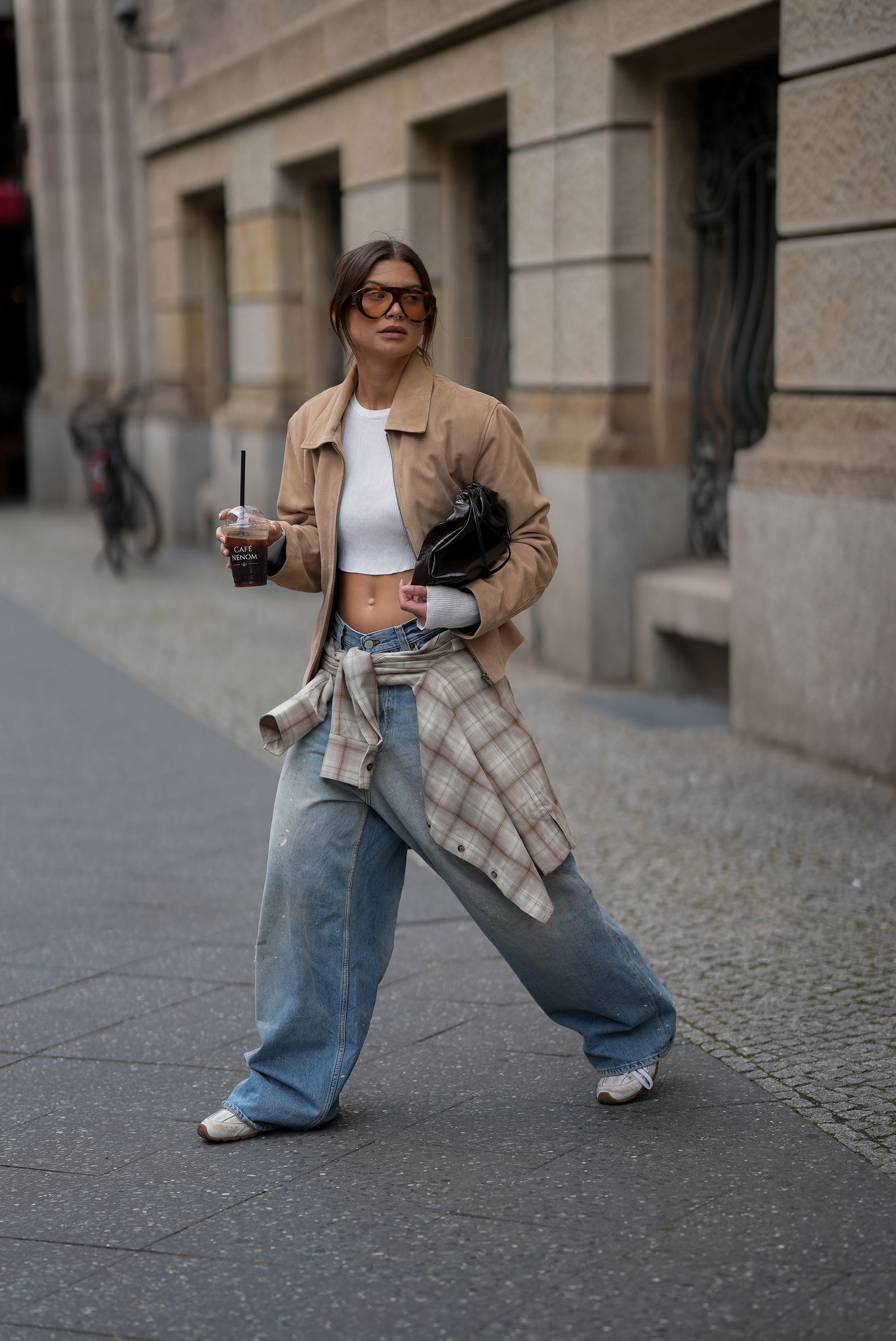 camisa falda cuadros anudada cintura tendencia otoño 2025