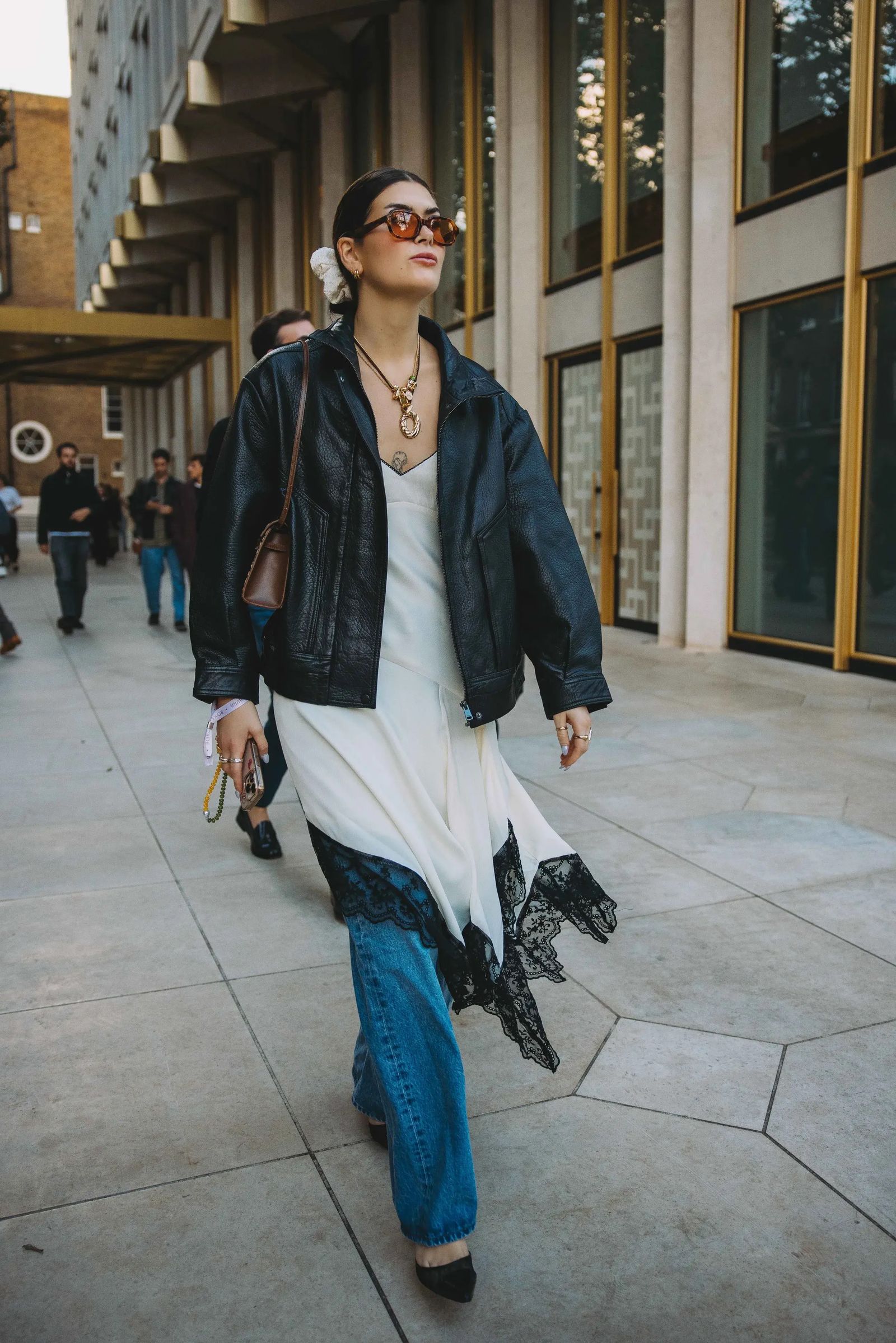 Cómo llevar las superposiciones en el otoño de 2025 8 lecciones de street style